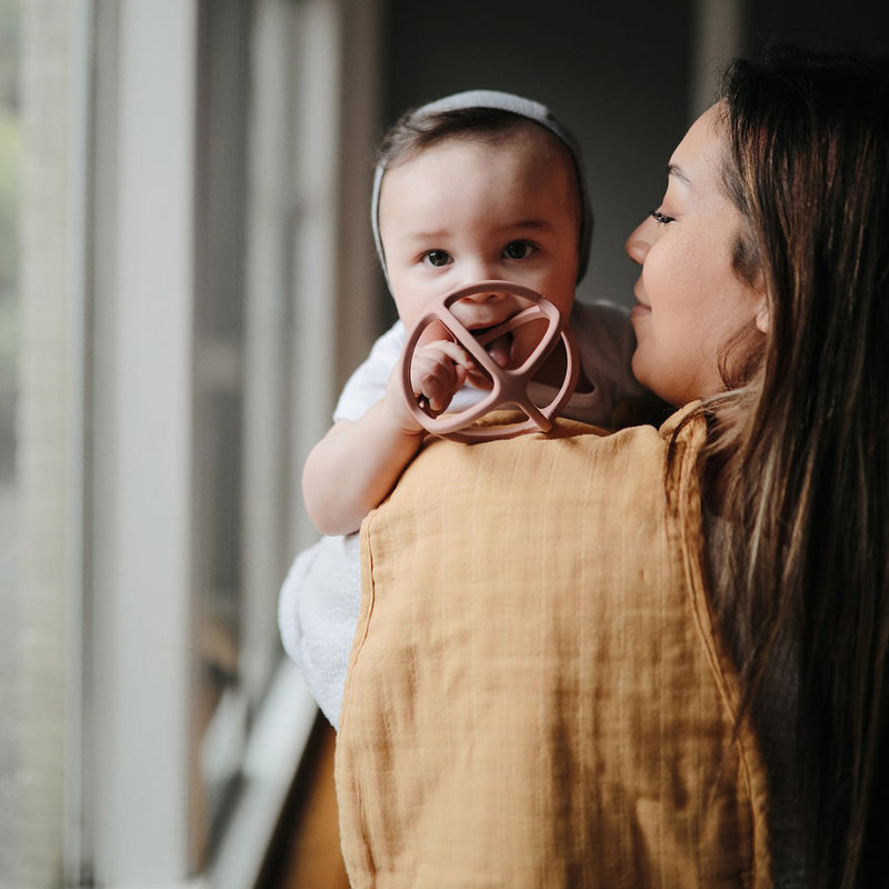 Mushie Baby Silikon Beissring Ball bei Yay Kids